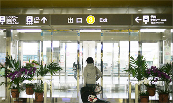 那覇空港に到着