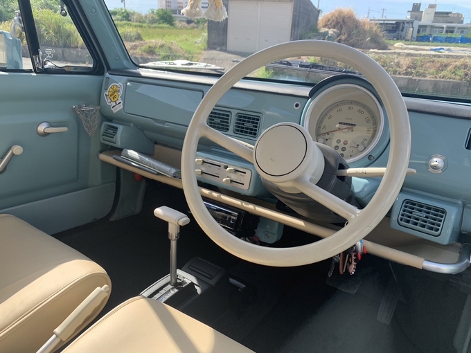 沖縄の風景に溶け込むレトロカー