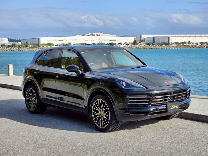 新入庫！　ポルシェ･カイエンクーペ　「Platinum　Edition」　2022年式　3.0L V6ツインターボエンジン搭載車！　リムジン那覇空港個別無料送迎(最大7人まで)！※諸事情等により、リムジン以外での送迎になる場合もあり
