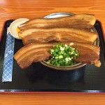那覇市おもろまち近くの沖縄そば屋「田そば」どでかい三枚肉がインパクト大！