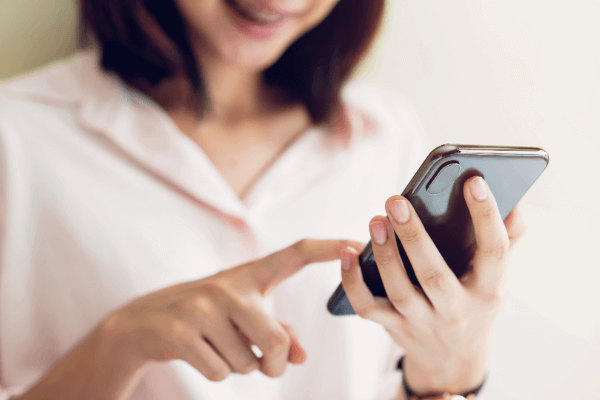 スマホを操作している女性