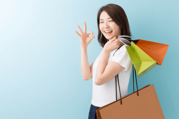 買い物をする女性