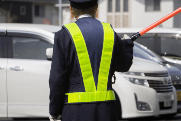 案内してる男性