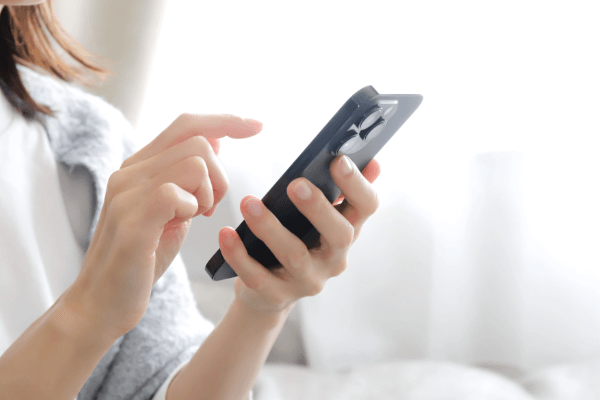 スマホを操作する女性