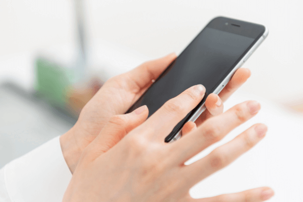 スマホを操作する女性 (1)