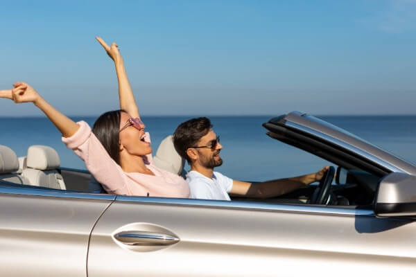 オープンカーで楽しむ女性