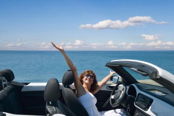 オープンカーに乗る女性 (2)