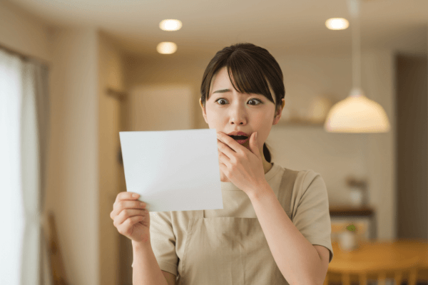 驚く女性