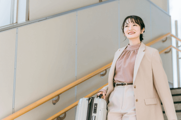 荷物が少ない女性