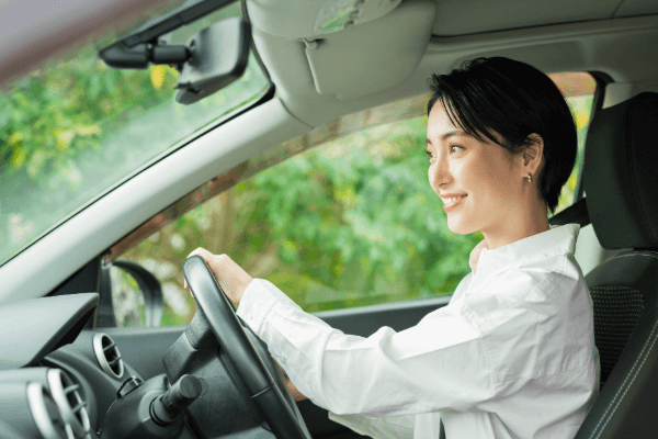 運転する女性 (2)