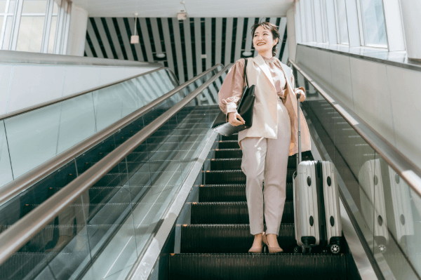 スーツケースを持つ女性
