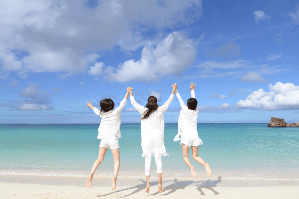 海で楽しむ女性