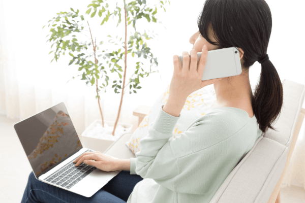 電話する女性 (1)