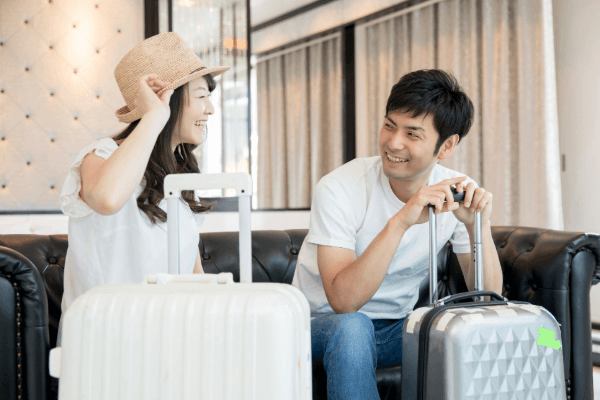 談笑し合うカップル