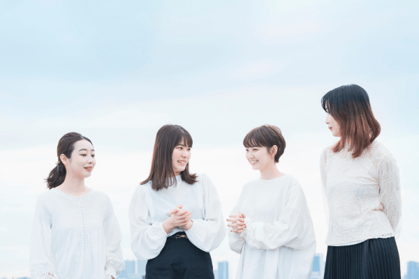 ４人で笑い合うひとたち
