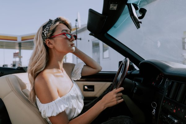 運転を満喫する女性