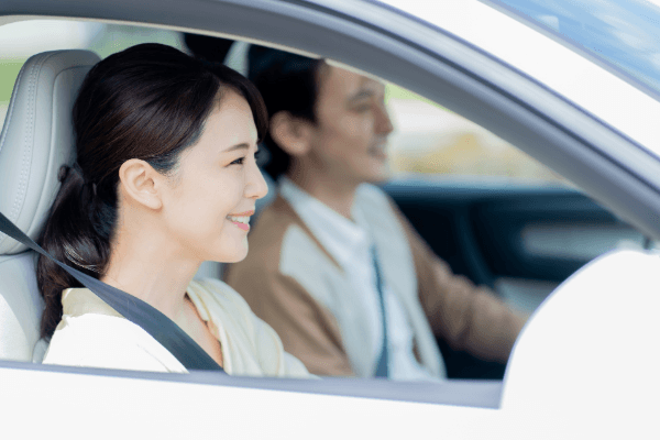 運転する女性 (1)