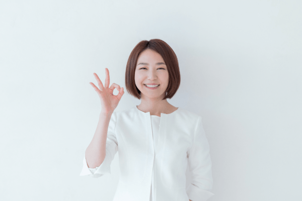 OKマークを作る女性