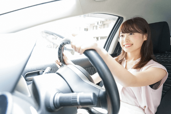 運転している女性
