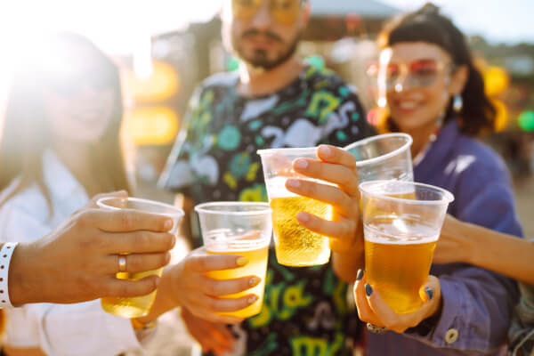 ビールで乾杯している人たち