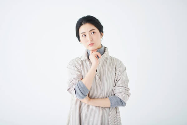 悩む女性