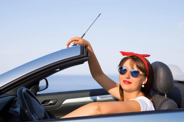 オープンカーに乗る女性