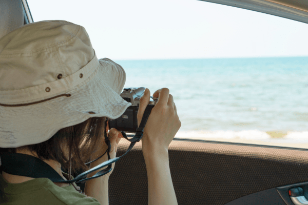 写真を撮る女性