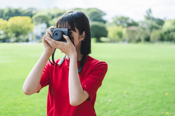 カメラで写真を撮る女性