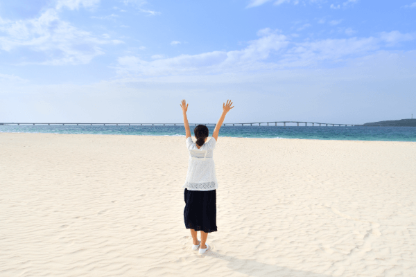 宮古島観光をする女性