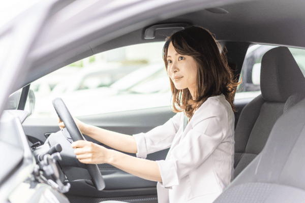 駐車する女性