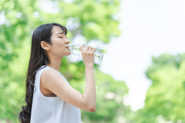 水分補給する女性