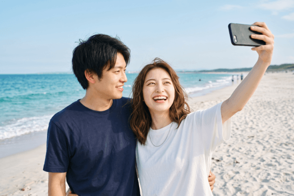 セルフィー写真を撮るカップル