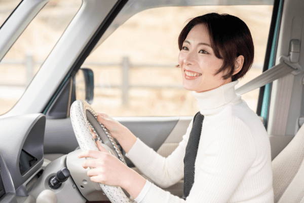 運転している女性 (1)
