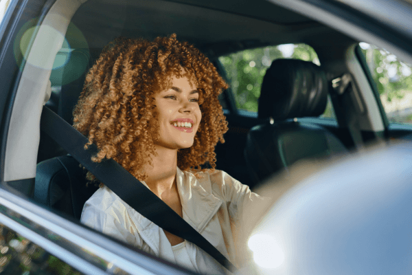 運転する女性 (1) (1)