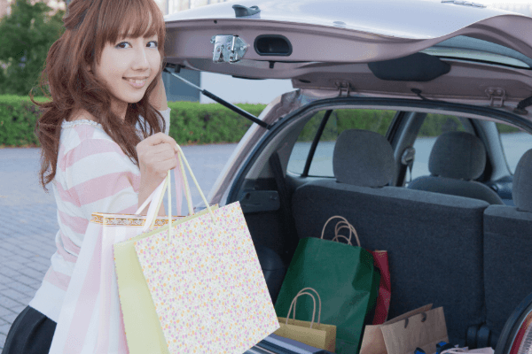 荷物を載せる女性
